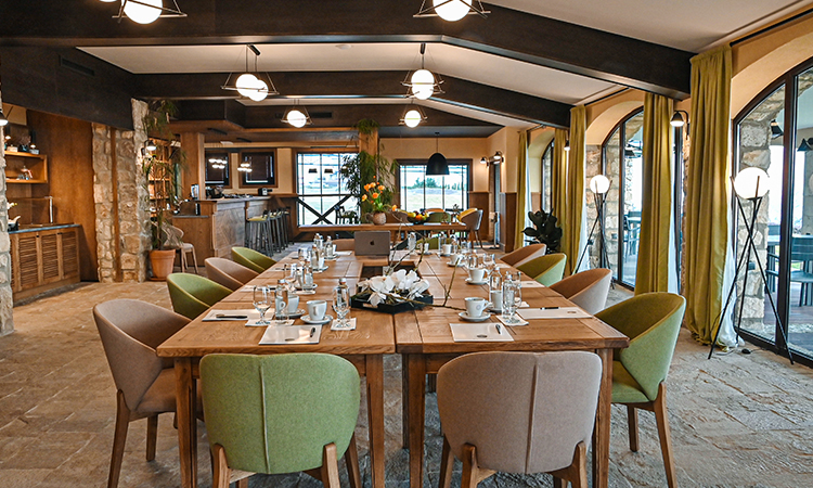 След лятото е време за най-активните бизнес месеци – септември, октомври и ноември. Ако планирате вашето корпоративно събитие за есента, ние в BlackSeaRama Golf & Villas ще се радваме да бъдем ваши домакини. Разполагаме с разнообразие от локации на закрито и открито както за работната ви програма, така и за тиймбилдинг активности. Ще ви предложим и специални менюта за кафе паузи, обяд и вечеря, приготвени на място. По ваше желание може да добавим групов голф урок или други спортни занимания към програмата на мероприятието. Предлагаме и настаняване в първокласния ни Boutique Hotel – в близост до клубната къща и до голф игрището. Есенни бизнес събития